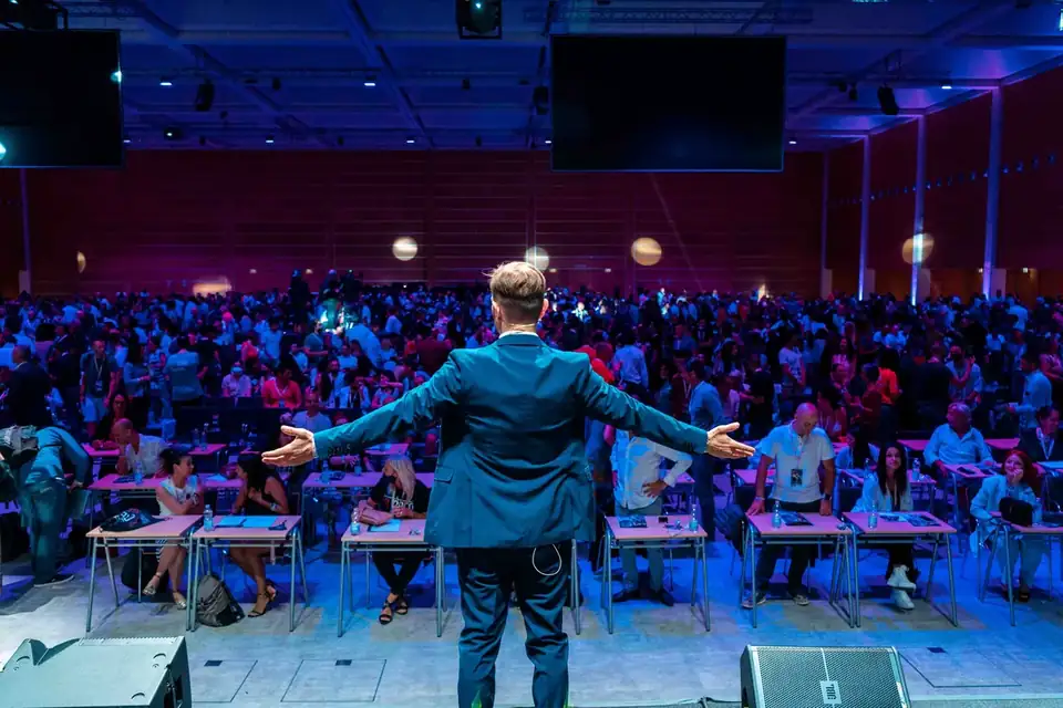 Leonardo Leone sul palco davanti alla sala piena